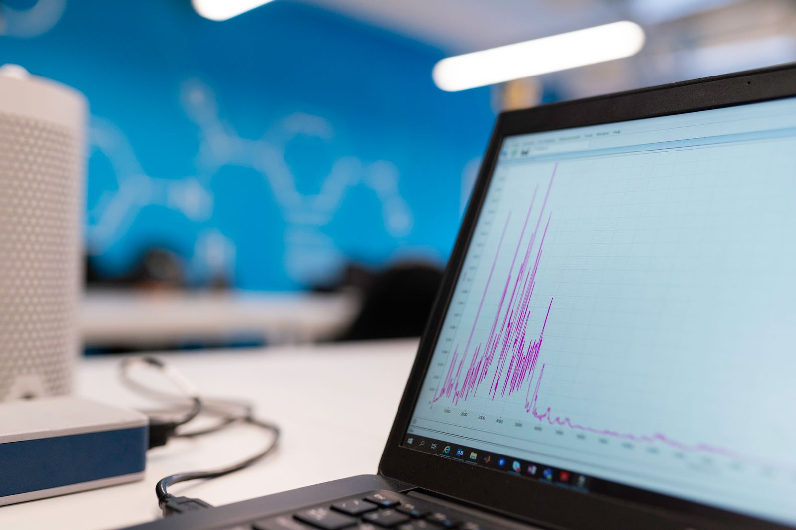 Visualización de datos y tendencias en una computadora