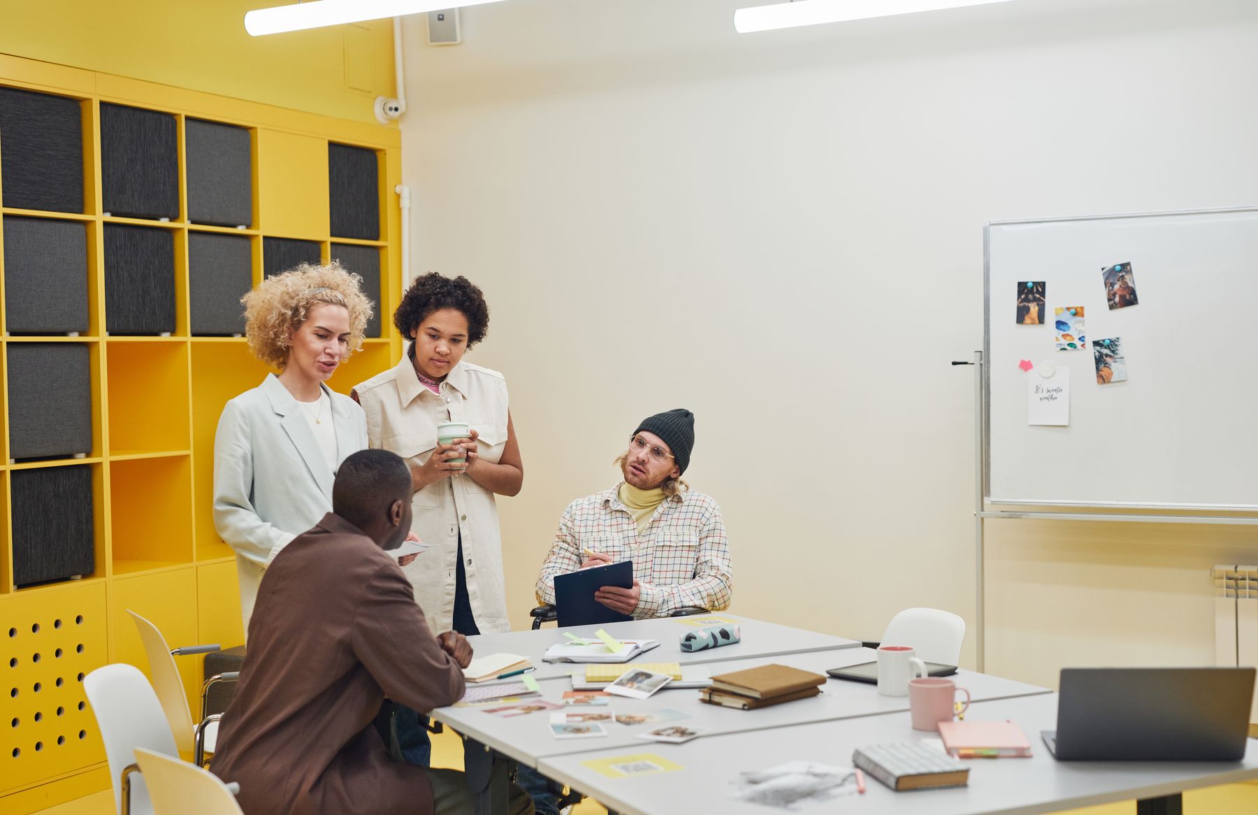 Equipo multidisciplinario colaborando alrededor de una mesa de trabajo