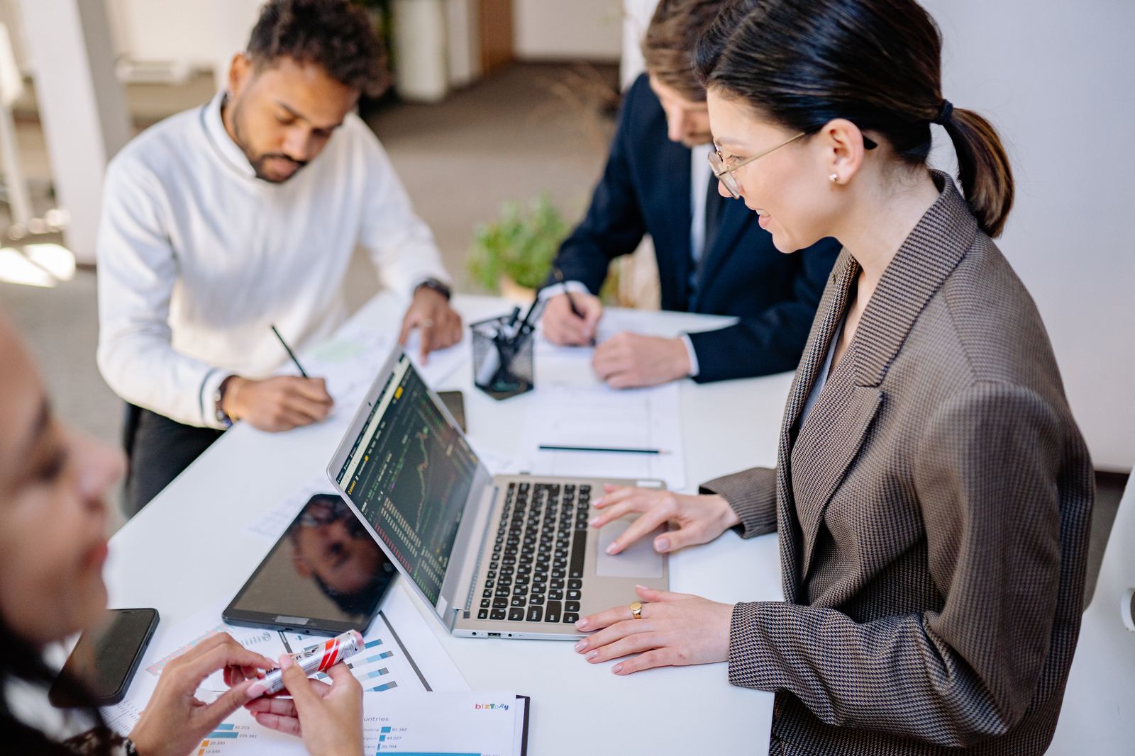 Profesionales revisando datos y gráficas durante un estudio de mercado