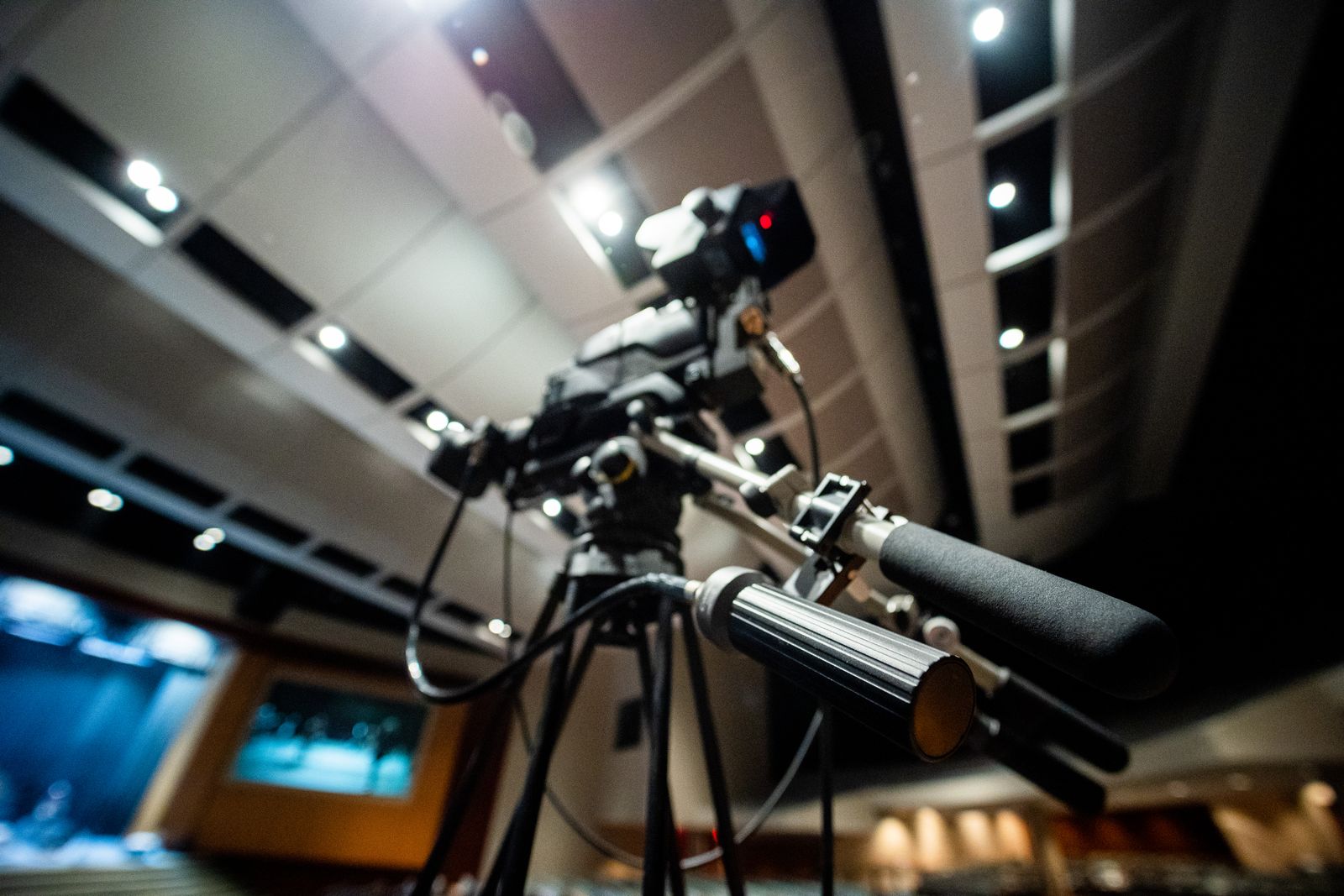 Cámara profesional preparada para una producción audiovisual